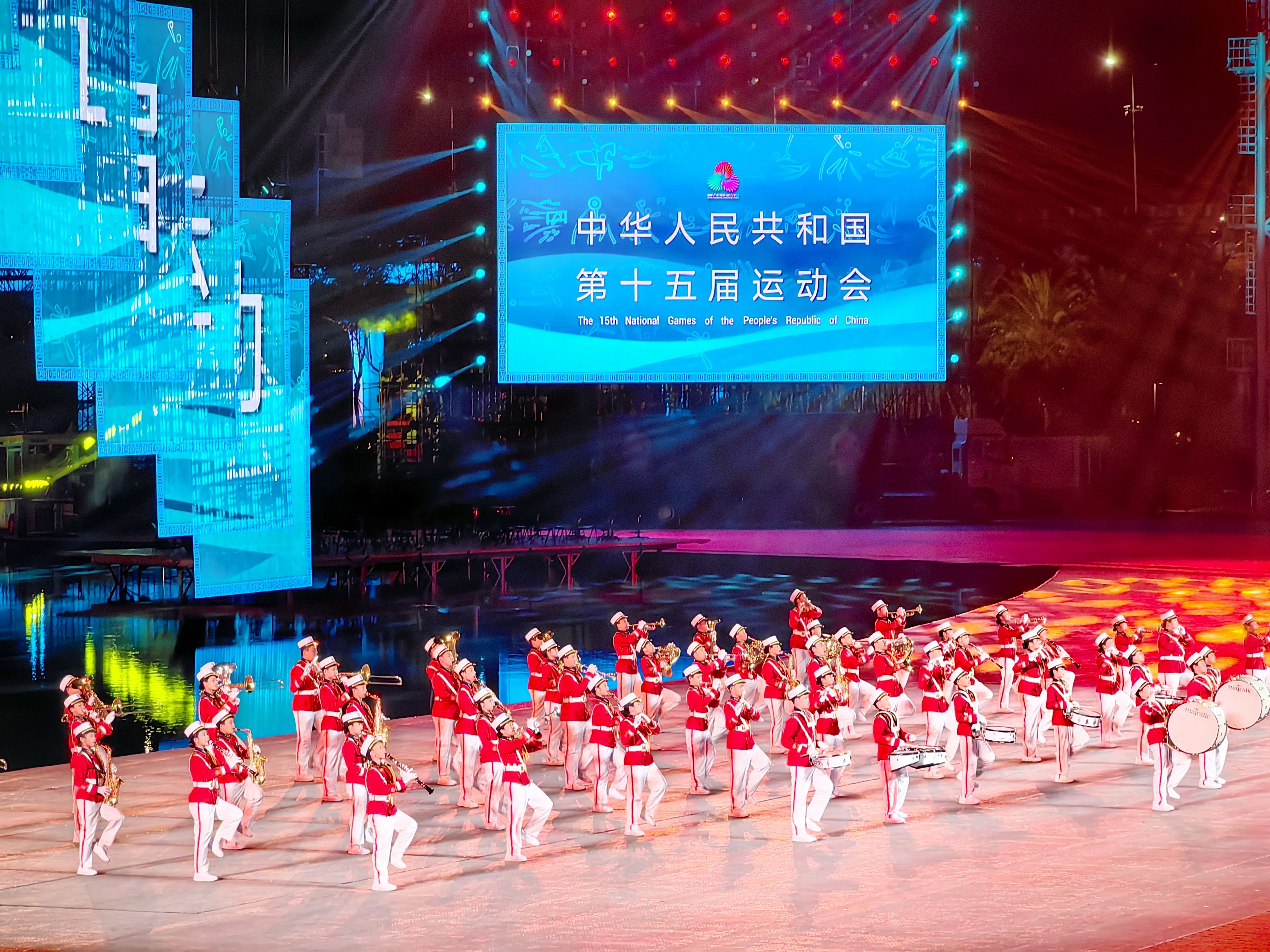 深圳少年警营乐团登上十五运会闭幕式，用激昂乐章铸就“钢铁洪流”