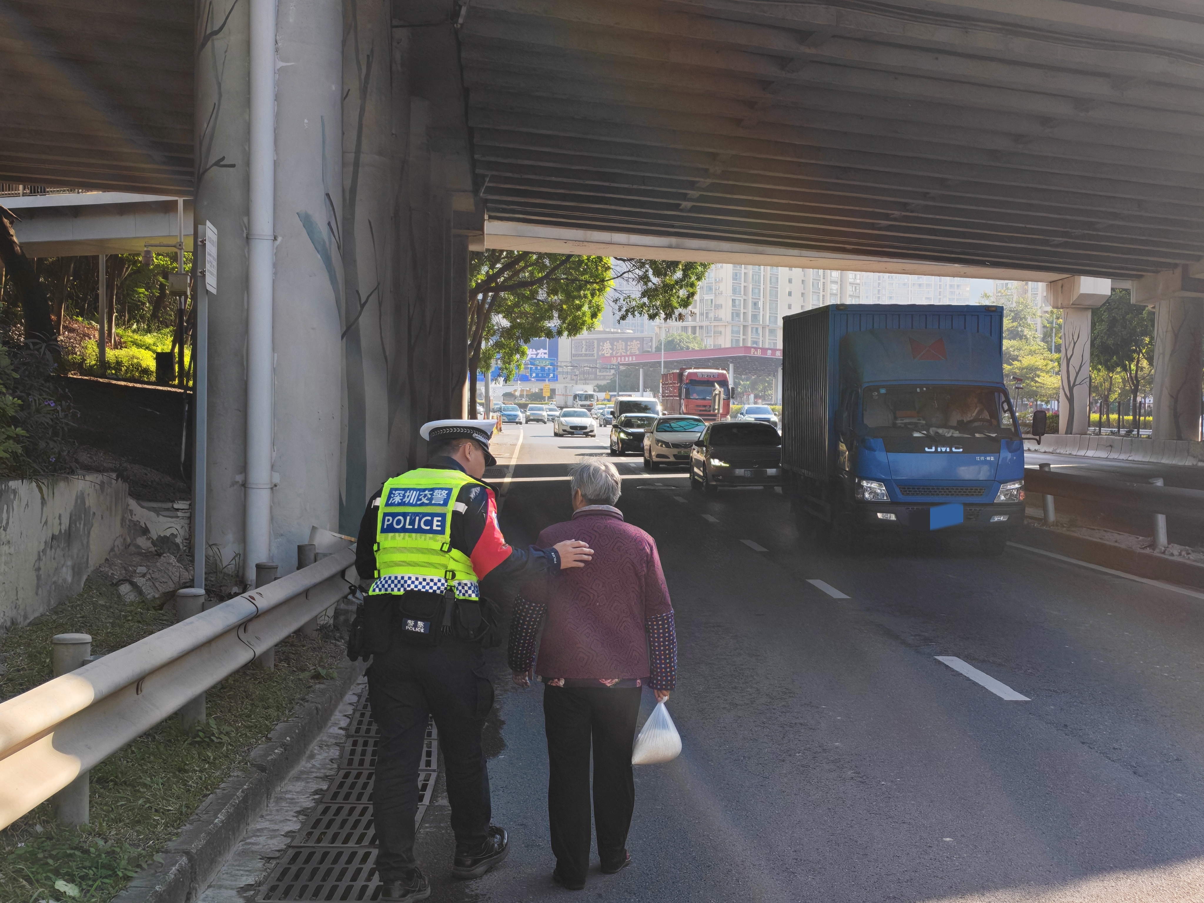 老人误上快速路 龙华交警及时救援化险为夷