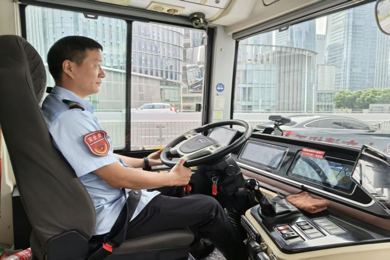 深巴五分公司前海车队驾驶员周殿义拾金不昧彰显职业美德