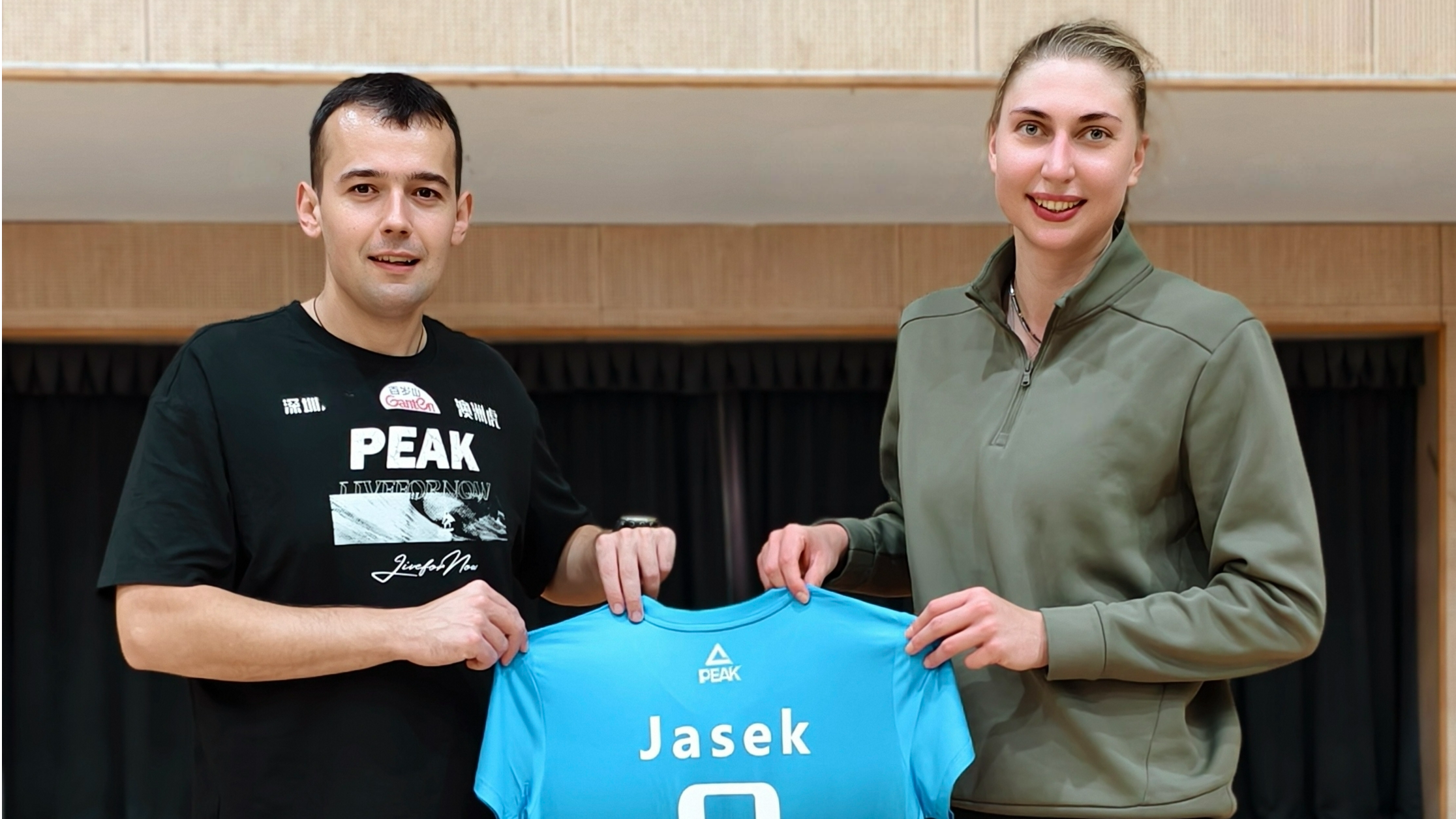 广东深圳澳洲虎中塞女排签约波兰前国手接应亚塞克