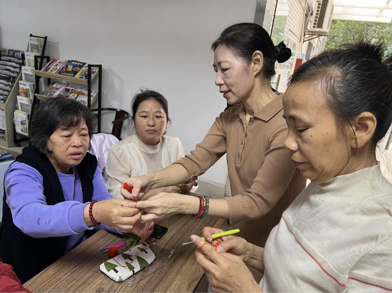 指尖编织爱心，大浪街道华荣社区“银龄巧织”公益钩织班暖心开课