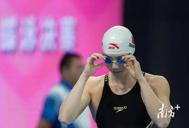 11月16日晚，在女子50米蝶泳决赛前，张雨霏调整泳镜位置，准备比赛。钟志辉 摄