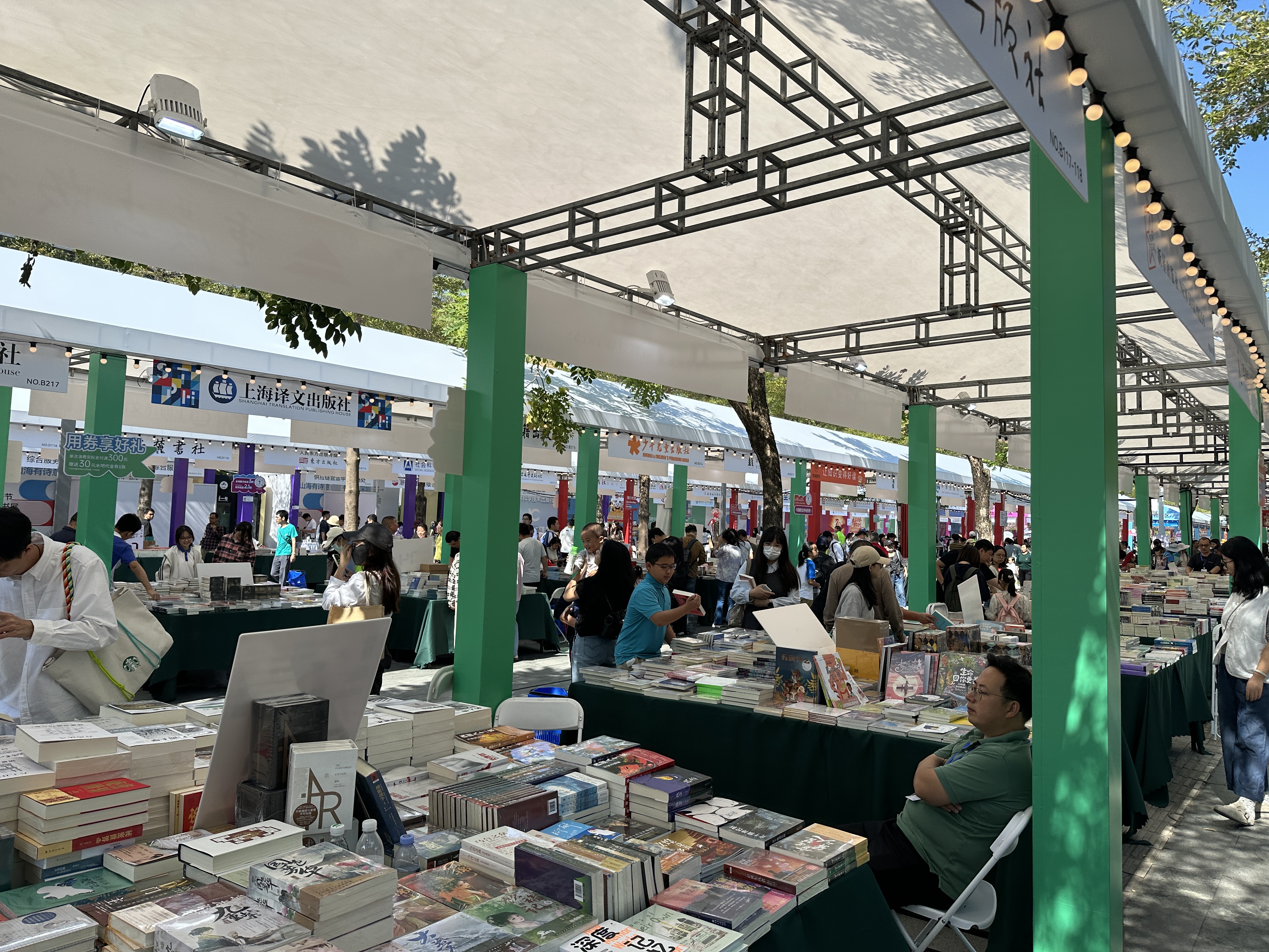 深圳书展首个周末 “人从众”！深圳人的书筐里，藏着这些心头好