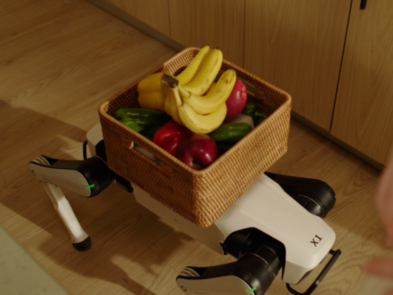 越疆发布全球首款家庭智能体机器人，首日预约量超5000