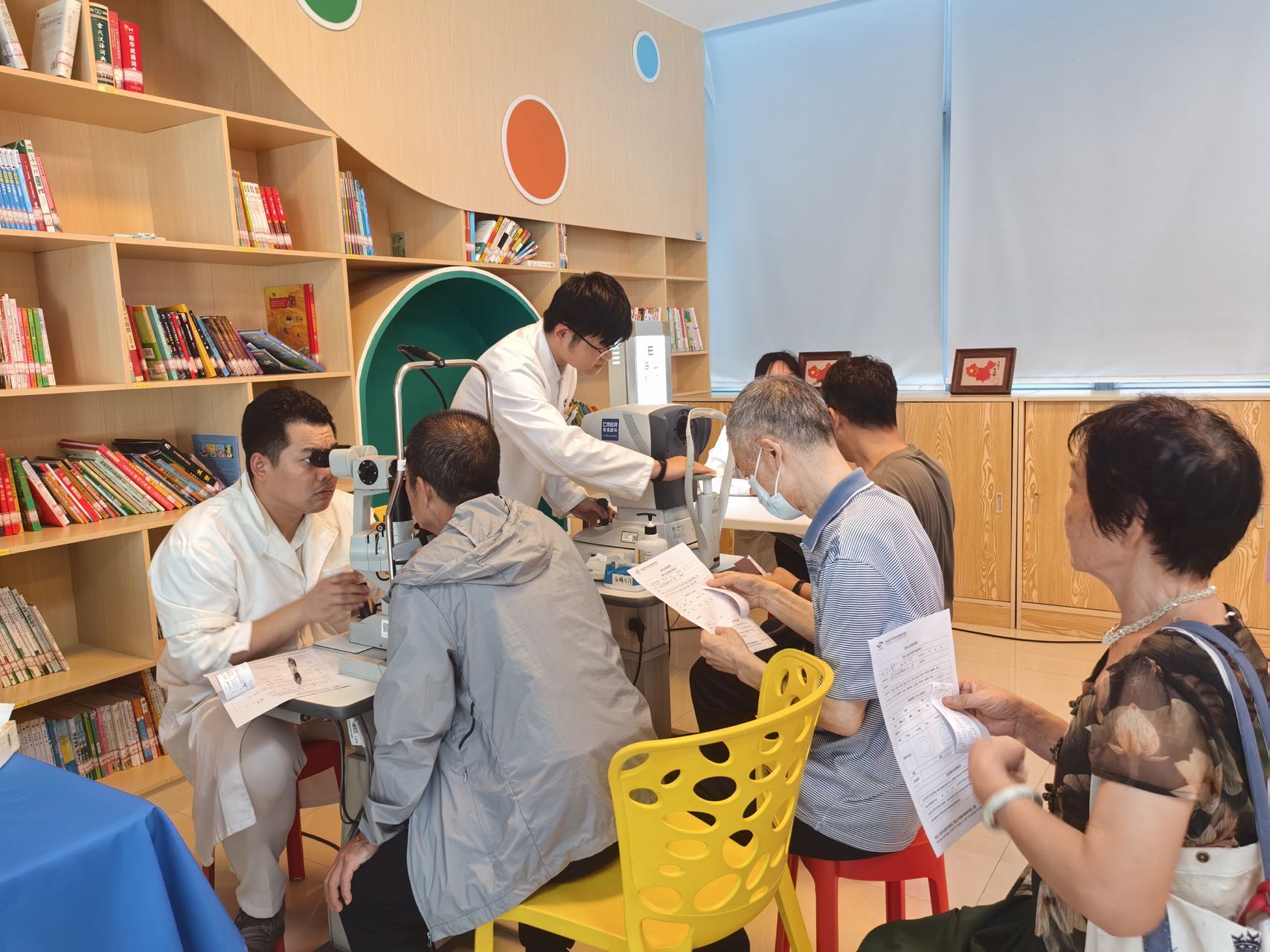 新安街道把眼科义诊送到老兵“家门口”