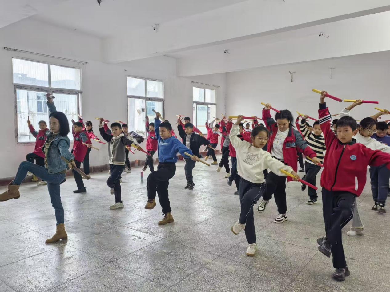 跨越千里共享“非遗”!广东濠江英歌操“空降”湖北潜江校园受热捧