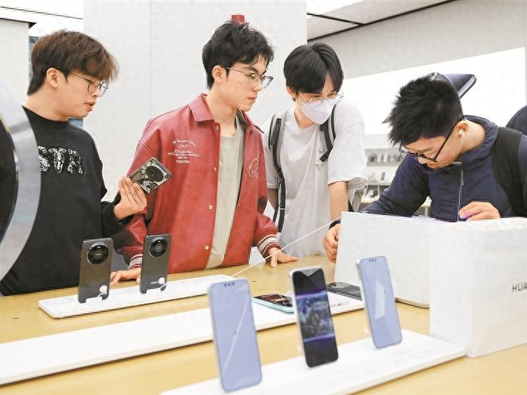 华为同日推出两款旗舰新机，系列技术发布成为市场热点 ！鸿蒙生态迎来关键进展