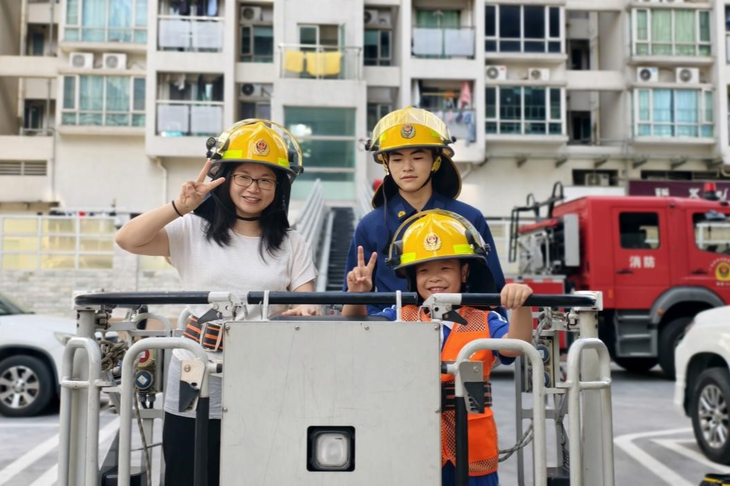  烈焰探营·安全童行！园岭街道亲子研学行走课堂共启“超燃”消防实践日