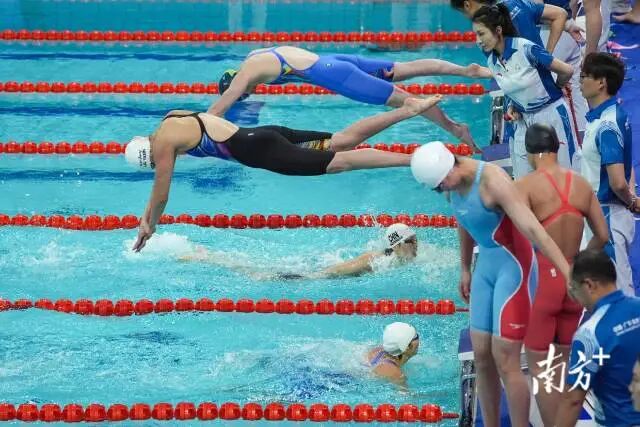 11月14日晚，在女子4×200米自由泳接力决赛中，河北队和浙江队势均力敌，图为最后一棒交接时，河北队李冰洁（上）和浙江队柳雅欣（下）几乎同时起跳接力。张令 摄