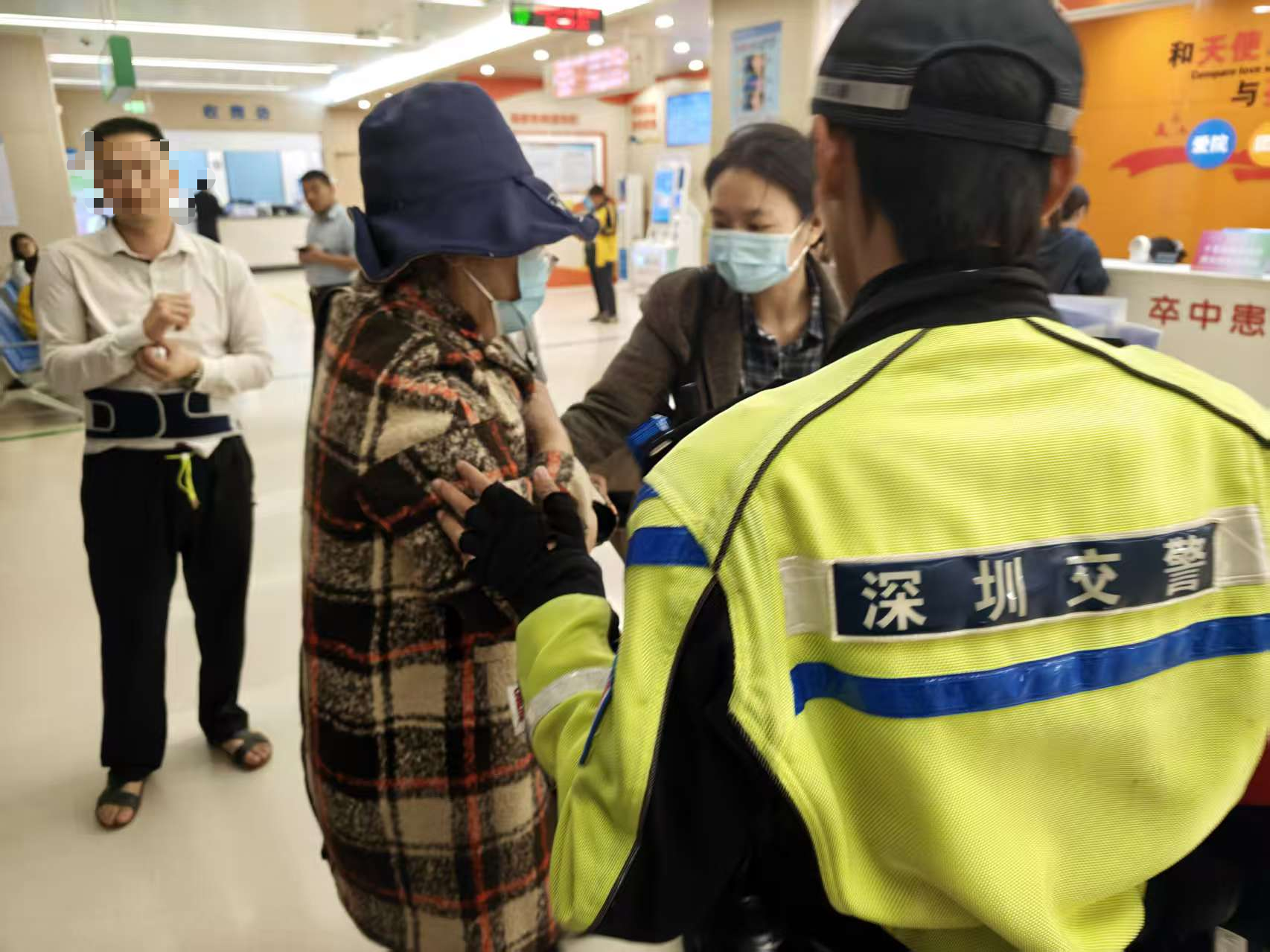 为民担当显初心 龙岗铁骑紧急护送病危老人就医