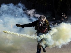 风波不断　芝加哥法官限制执法人员使用武力