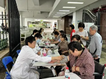 “党建+健康”双轨服务进社区，罗湖区翠岭居民乐享急救培训与义诊