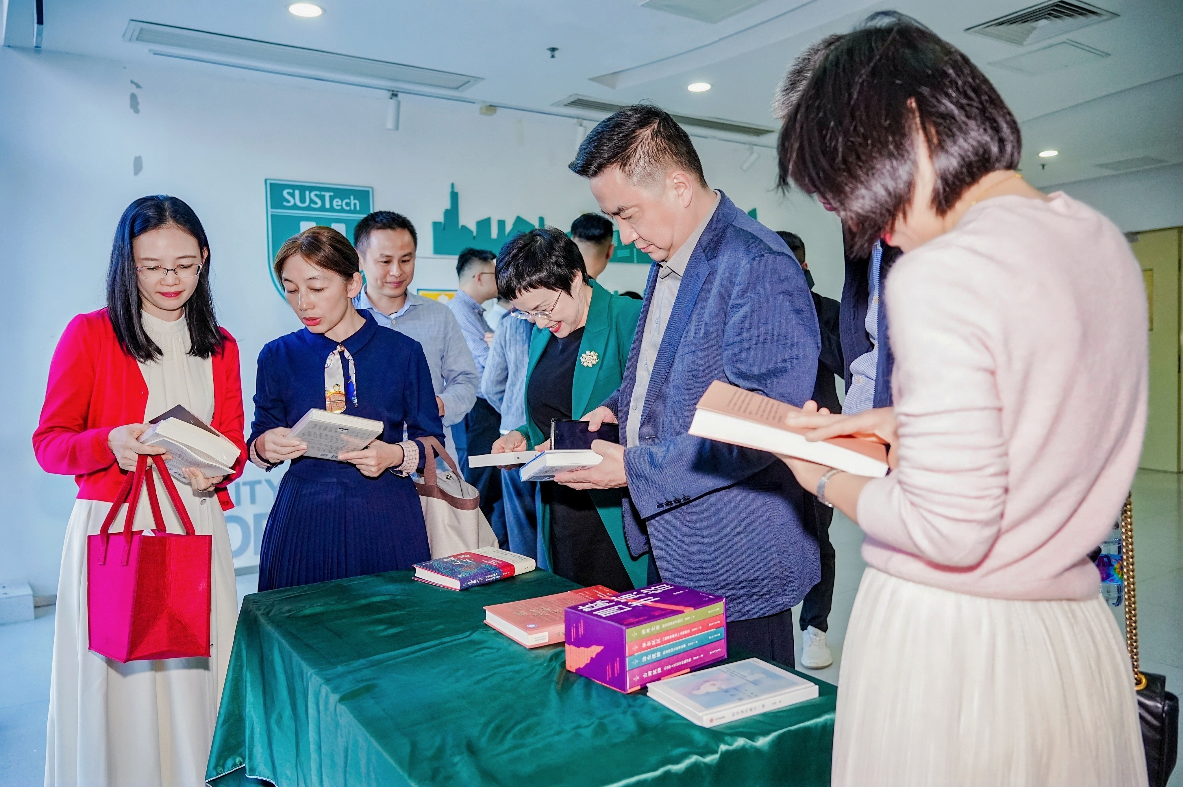 “文脉传承 书香政协”读书月系列活动走进南方科技大学医院