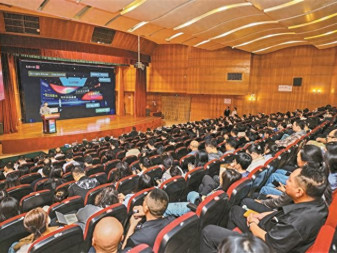 记录时代足迹 传播特区强音——深圳新闻界庆祝第二十六个中国记者节暨贯彻落实党的二十届四中全会精神分享报告会侧记