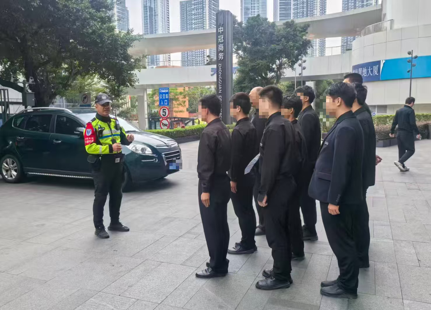 罗湖交警进社区开展交通安全宣传