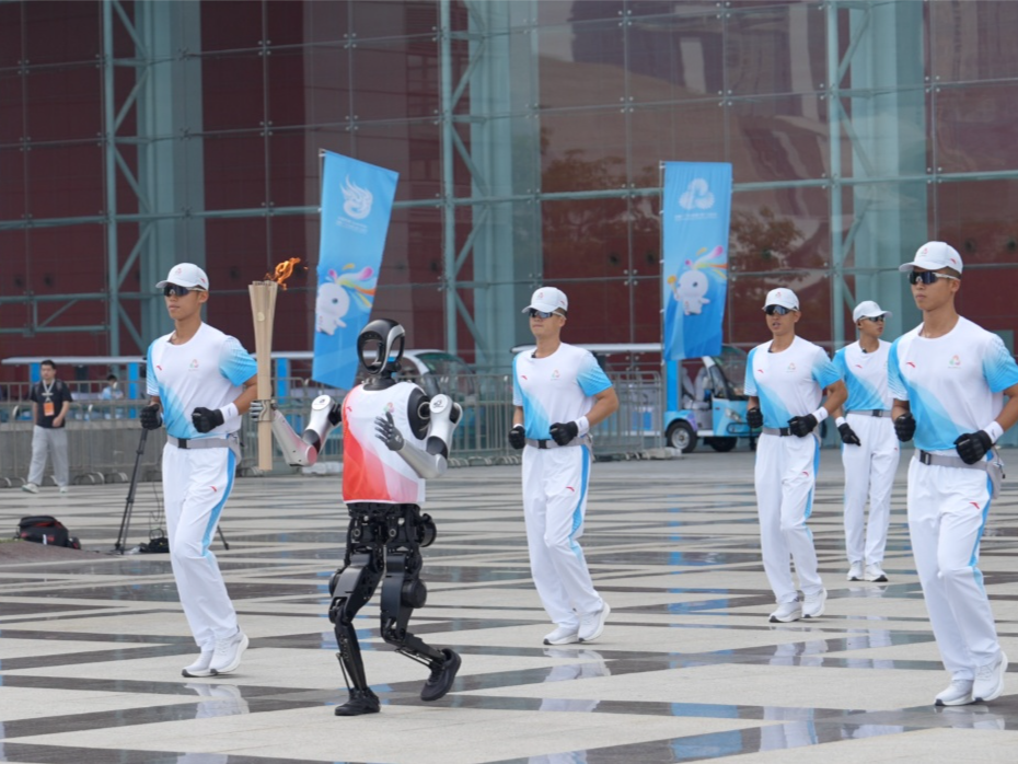 深圳移动成功保障具身智能机器人火炬手首次亮相全运会，全程护航十五运会火炬在深传递