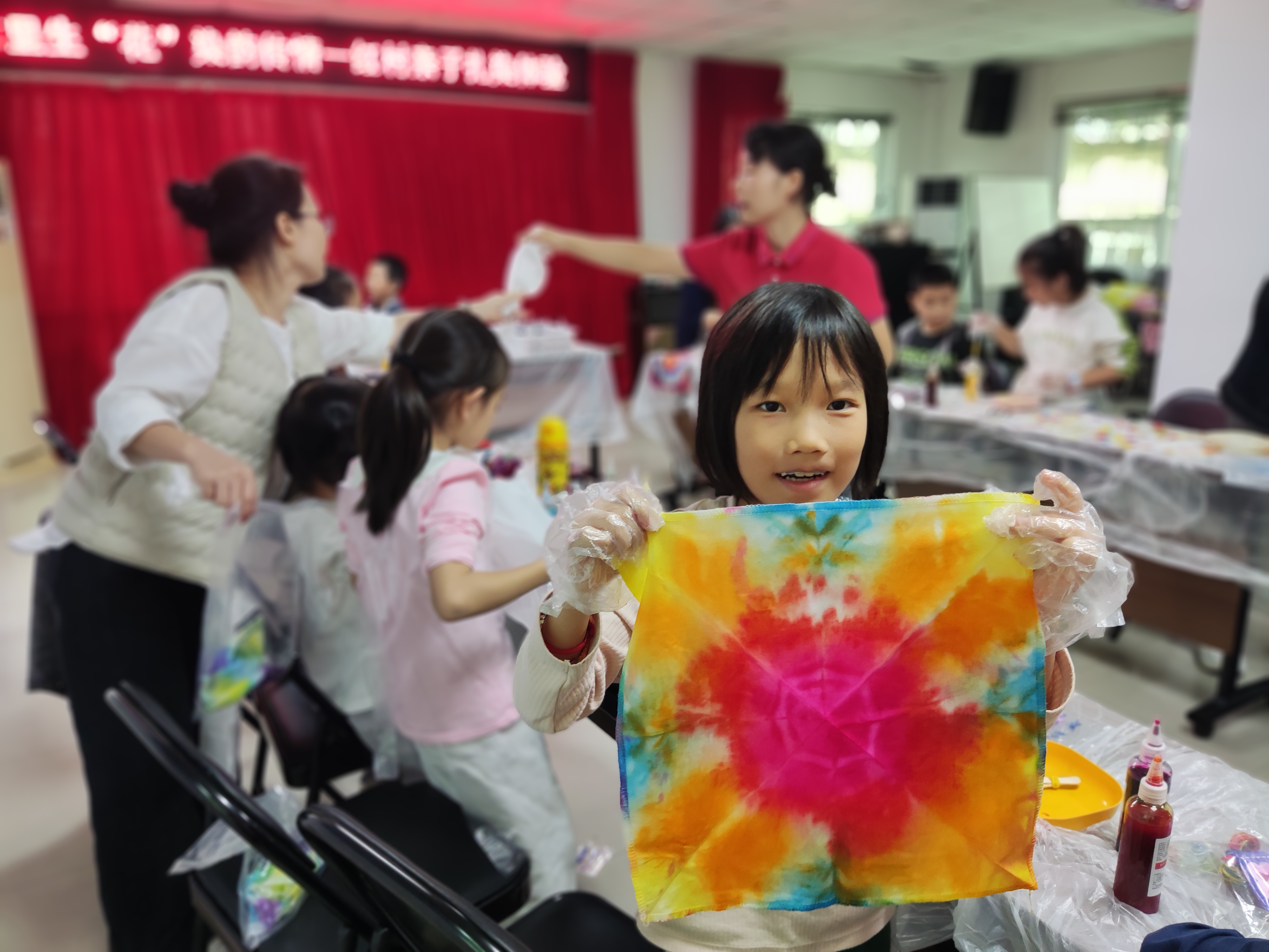 罗湖区红村社区开展亲子扎染体验活动