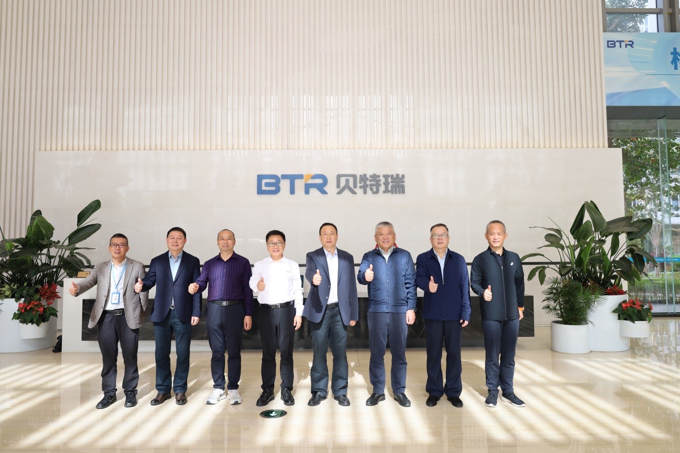 成都龙泉驿区人大常委会赴深圳坪山考察 探寻产业合作契机