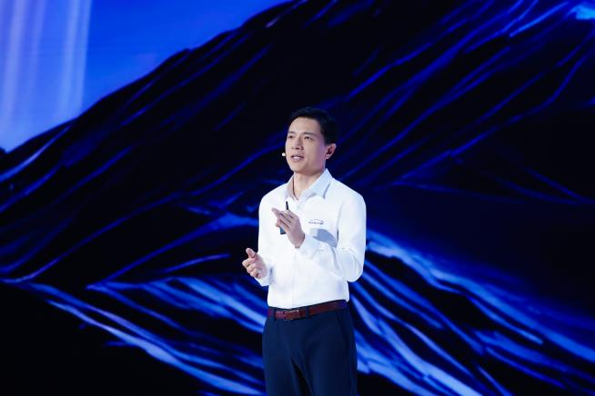 百度发布多项AI重磅成果，李彦宏：内化AI能力让智能不再是成本而是生产力
