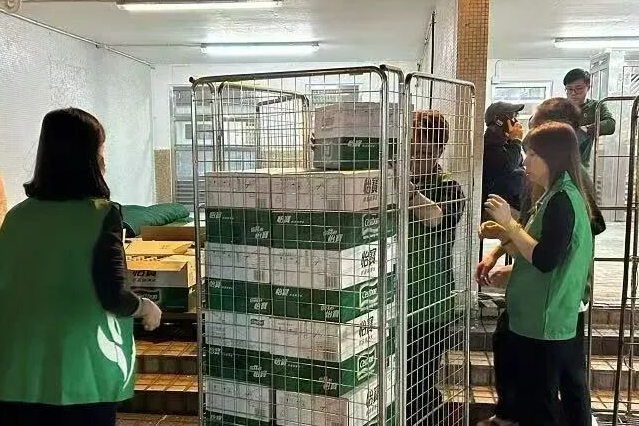 华润饮料2小时急送首批逾万瓶怡宝水支援香港大埔火灾救援