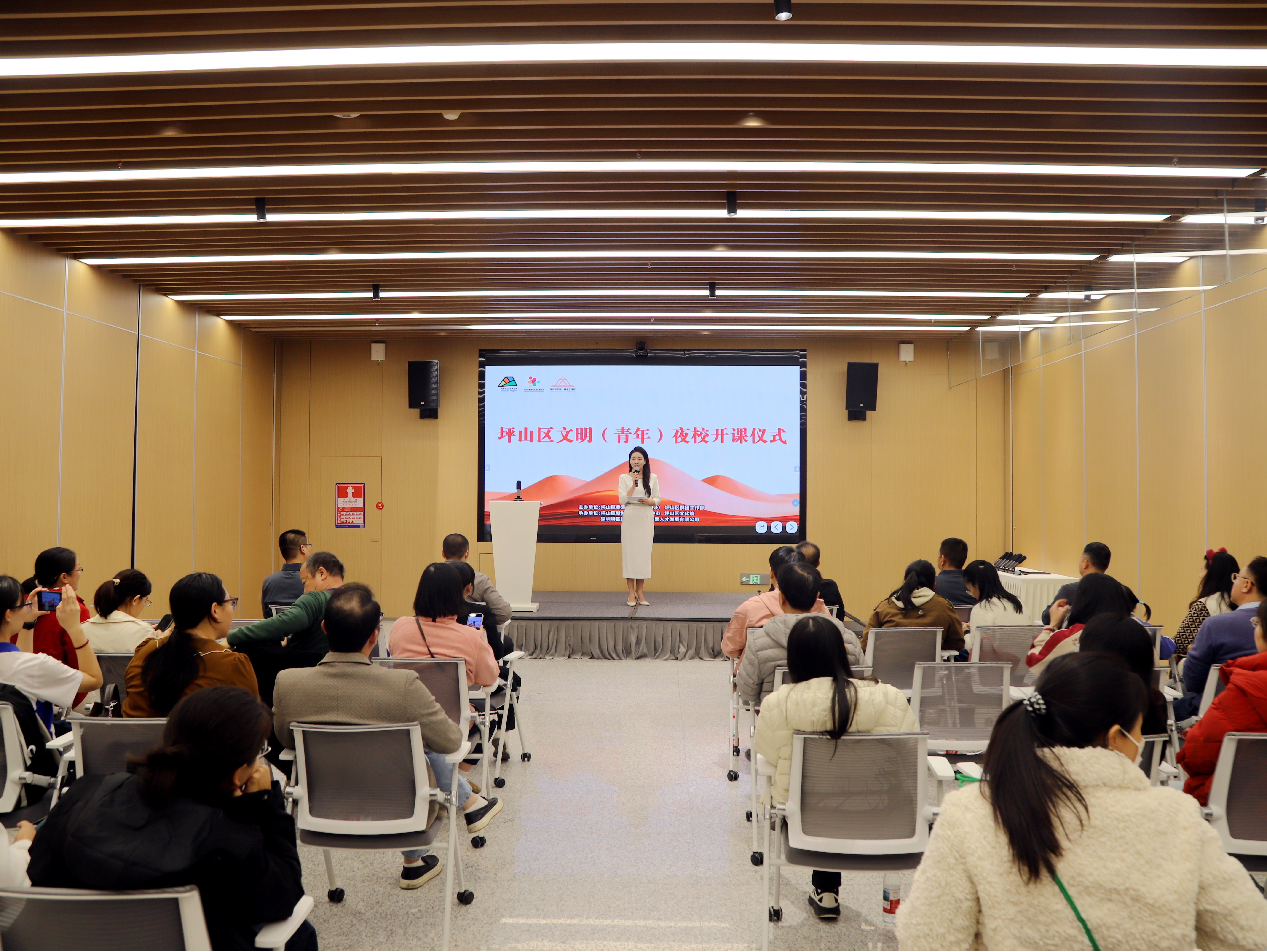 一夜之间变抖音高手，这个区的文明夜校有妙招！