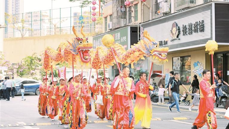 公明街道李松蓢社区群众文体展演为全运会U20足球比赛助威