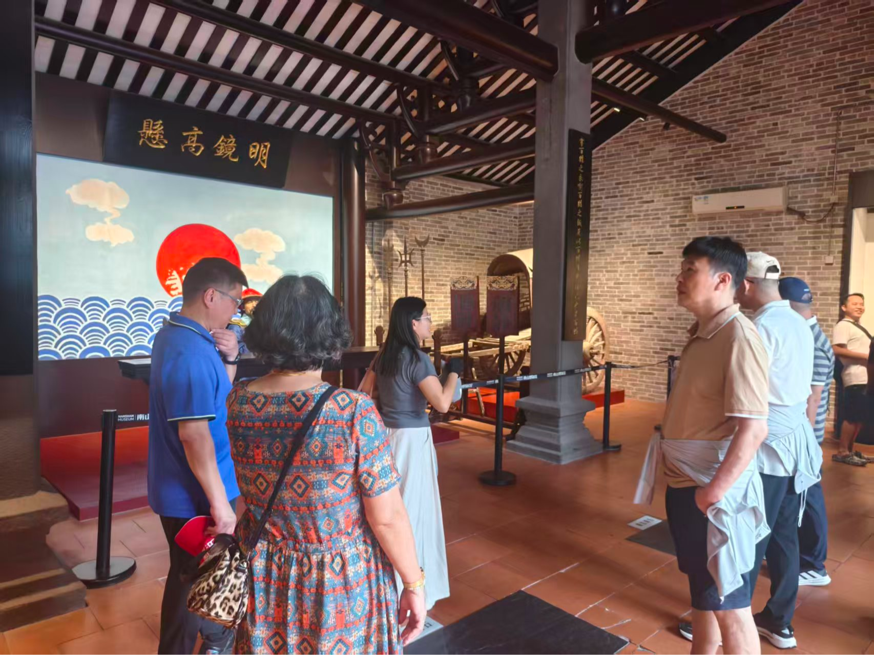  玉塘街道组织退休老人开启文化寻根之旅