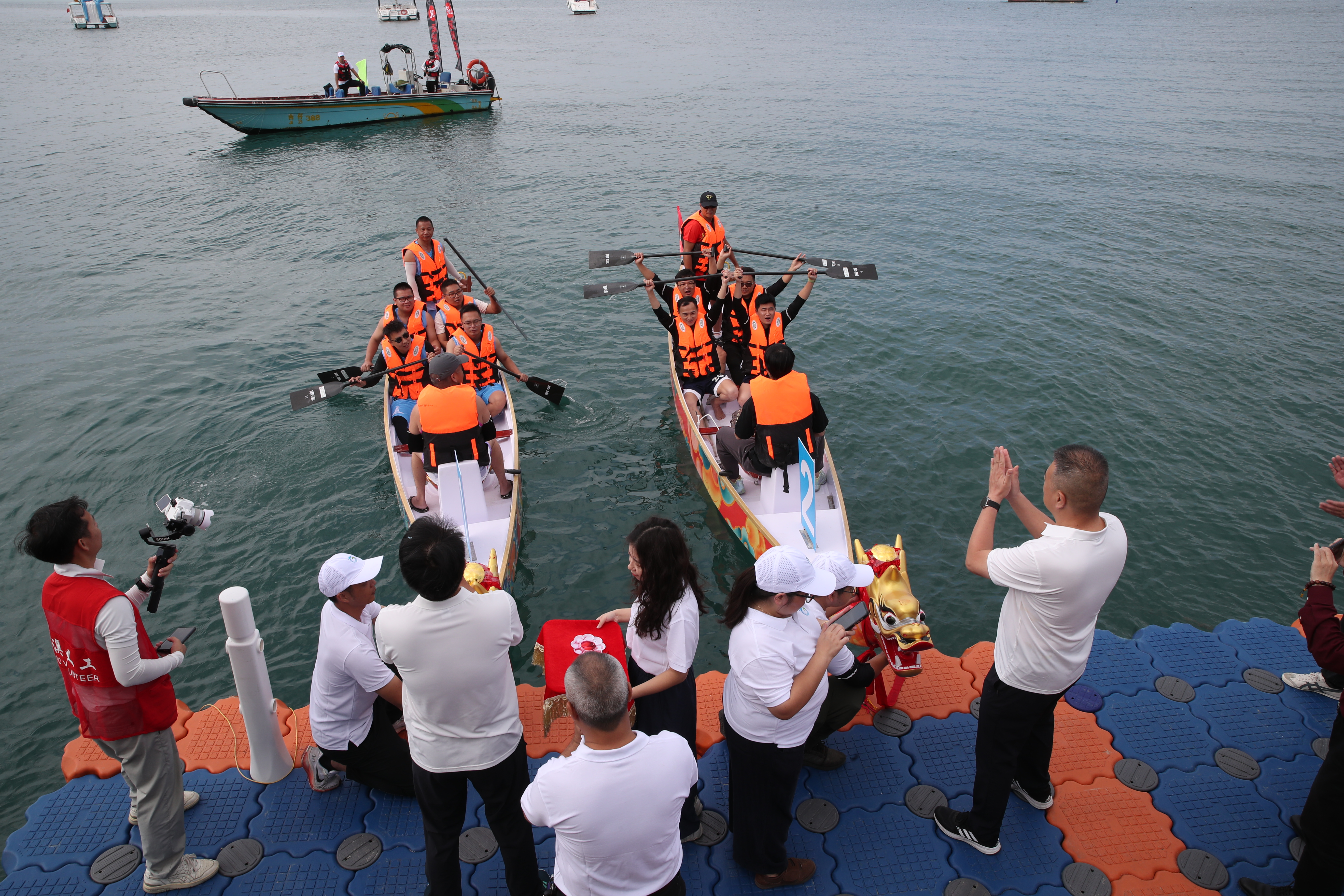 首届深圳南澳海上龙舟趣味赛启幕
