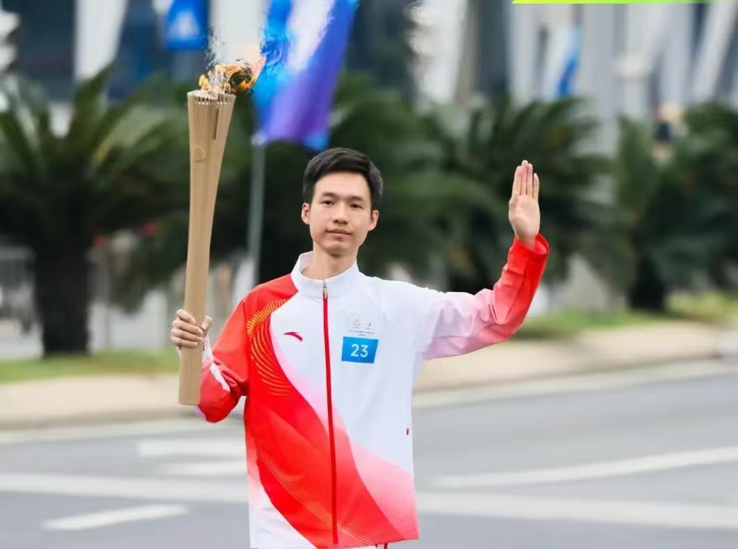 十五运会火炬传递深圳站第23棒,来自龙岗职校刘培桐