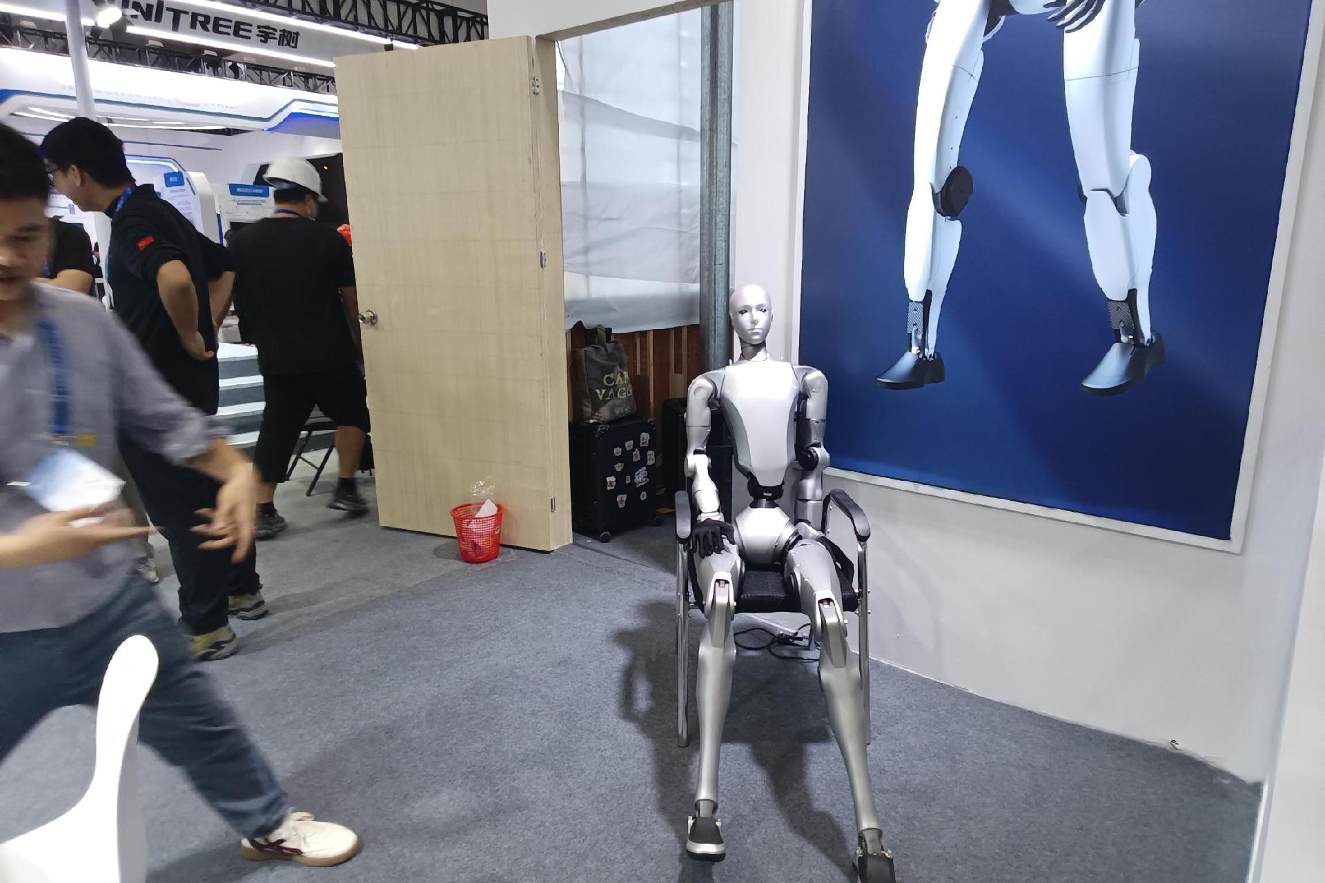 高交会探营 | 机器人擂台格斗,来12号馆看人工智能大潮加速产业化应用