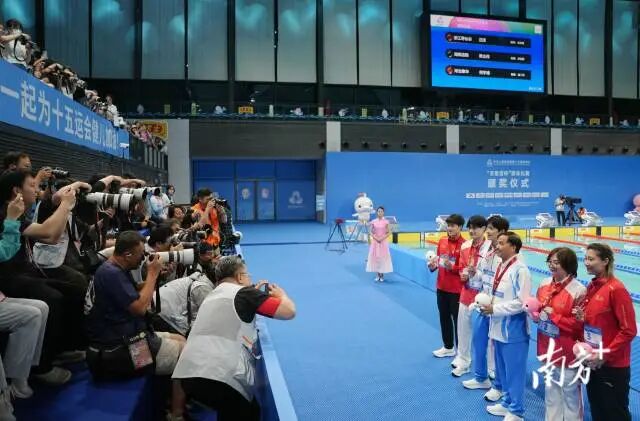 11月17日晚，男子400米个人混合泳决赛颁奖仪式后，汪顺、黄志伟和何宇博停下脚步，观众与记者纷纷举起相机，记录这一重要时刻。钟志辉 摄