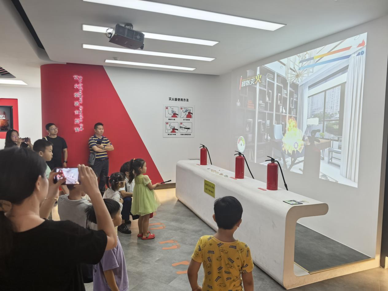 小手拉大手共筑安全防线，大浪街道新石社区亲子家庭体验沉浸式消防研学