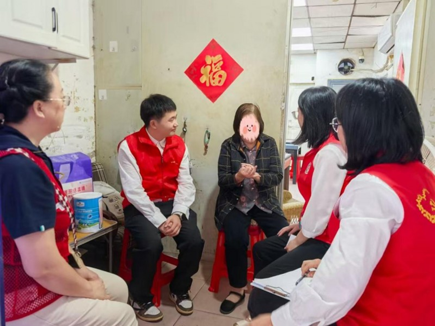 中建二局装饰公司深圳分公司联合龙华区党群服务中心开展“重阳话温情”暖心关爱行动 