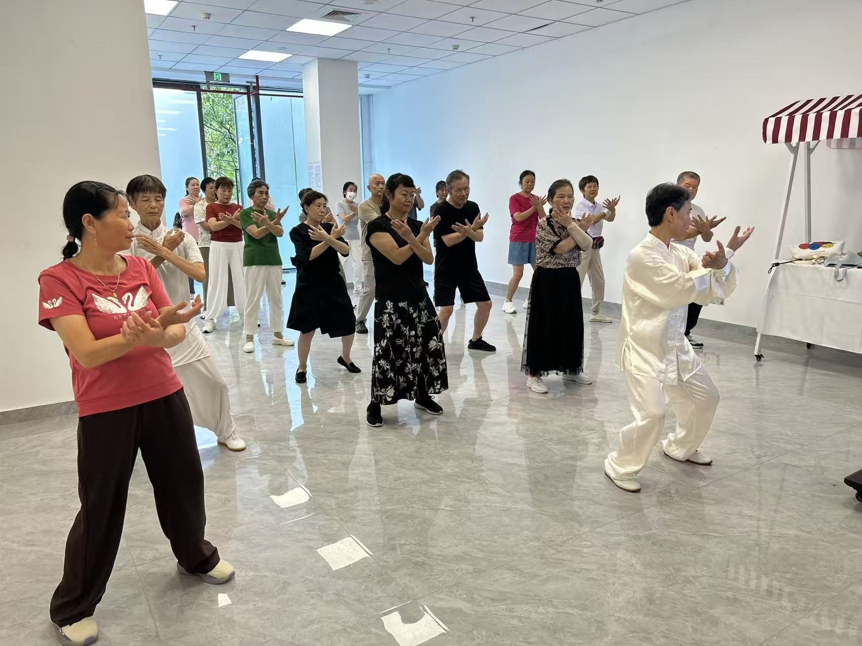 南山街道前湾社区举办八段锦养生体验活动