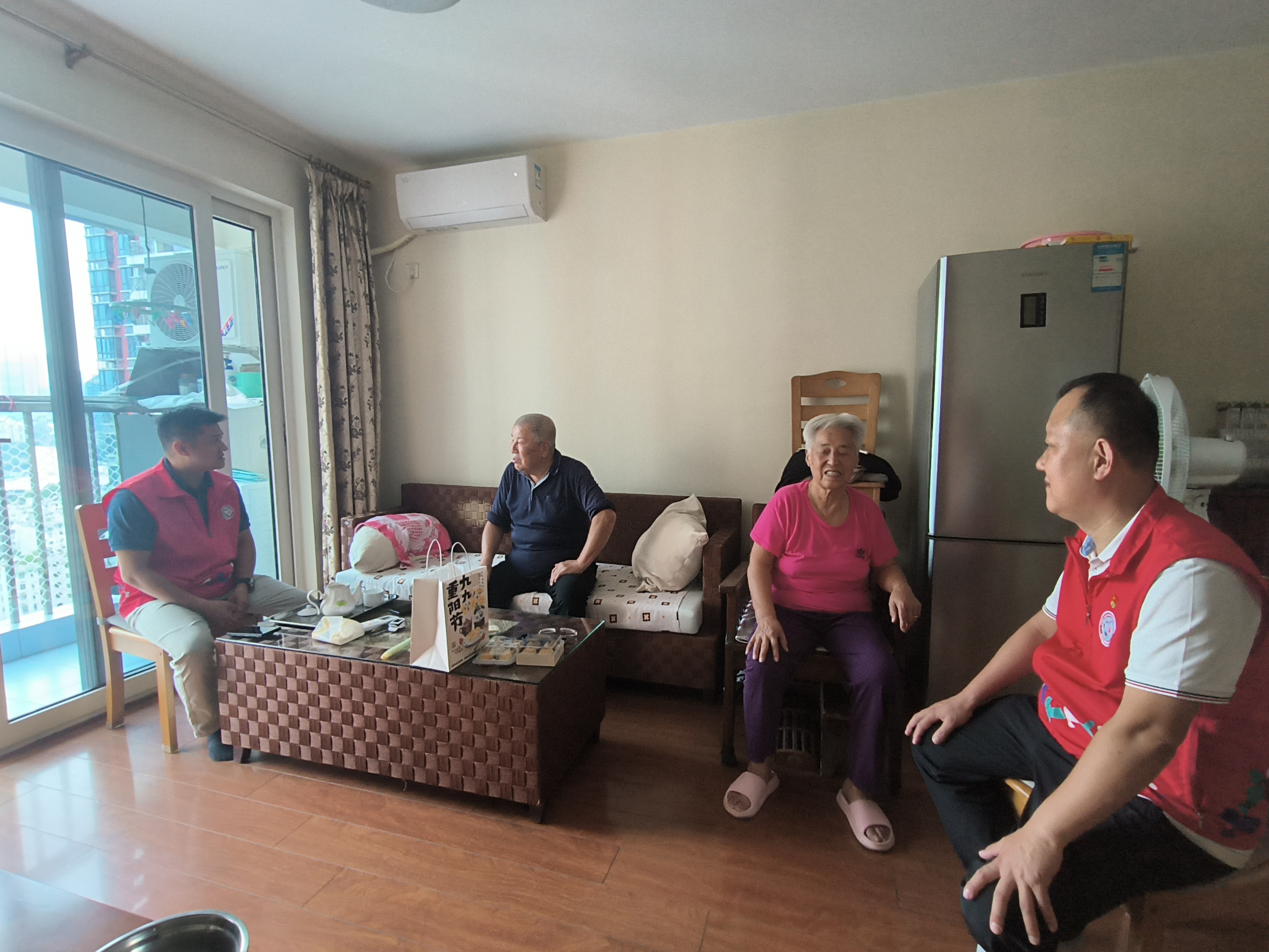 西丽街道松坪山社区开展重阳节慰问活动