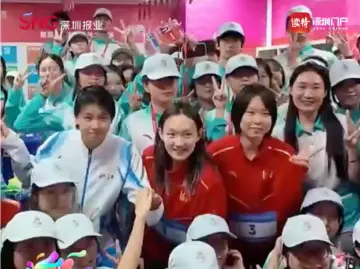 赛后温馨同框！女子自由泳800米奖牌得主组团致谢“小海豚”