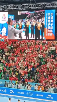 十五运会手球男子组广东vs香港开赛,启德体艺馆内热闹非凡