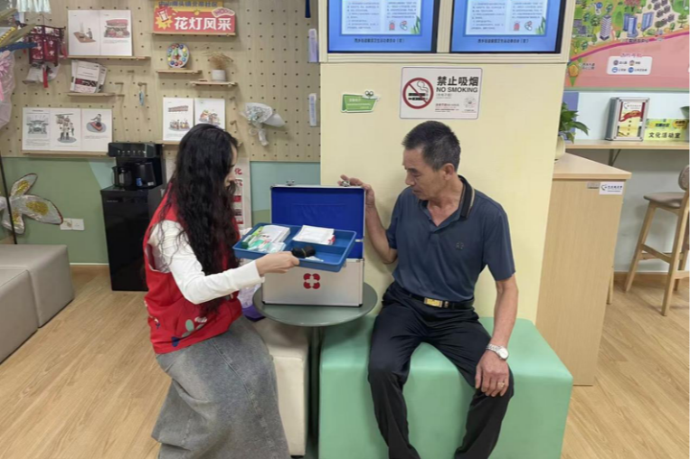 西乡龙腾社区退役军人服务站开展健康关怀活动