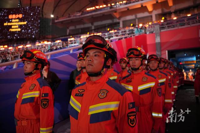 参演队员在彩排现场候场。 粤消宣供图 参演队员在彩排现场候场。 粤消宣供图