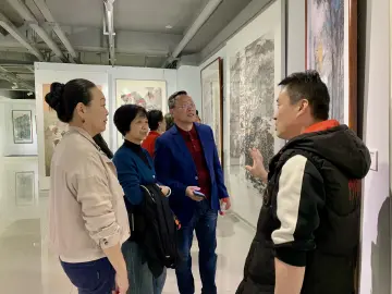 罗湖区人民桥社区组织长者参观瑶族文化展