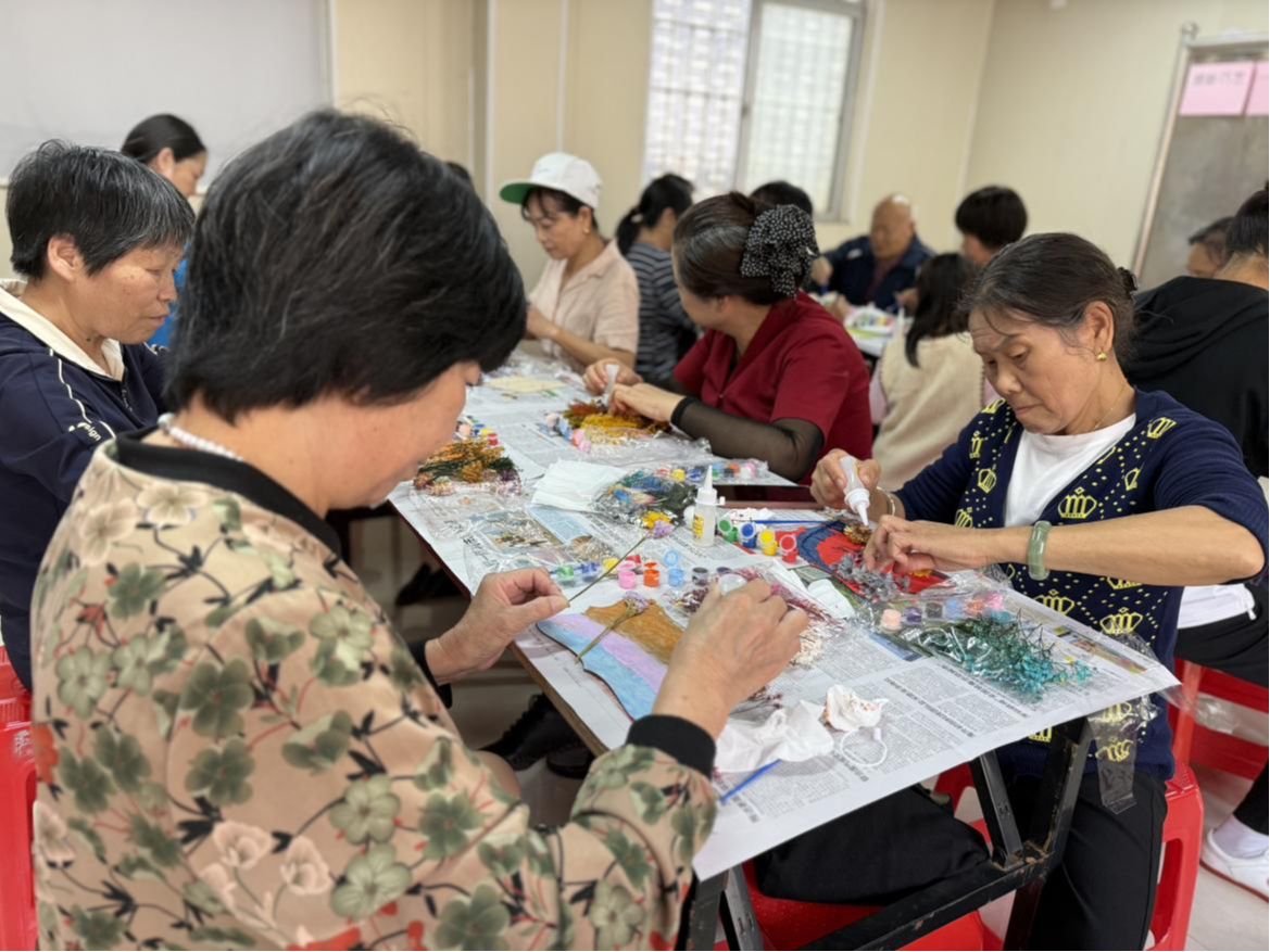 光明街道白花社区开展长者创意门牌DIY活动