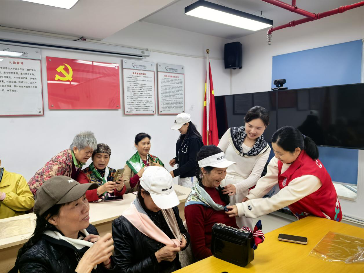 罗湖区大塘龙社区开展老年人丝巾巧搭小课堂