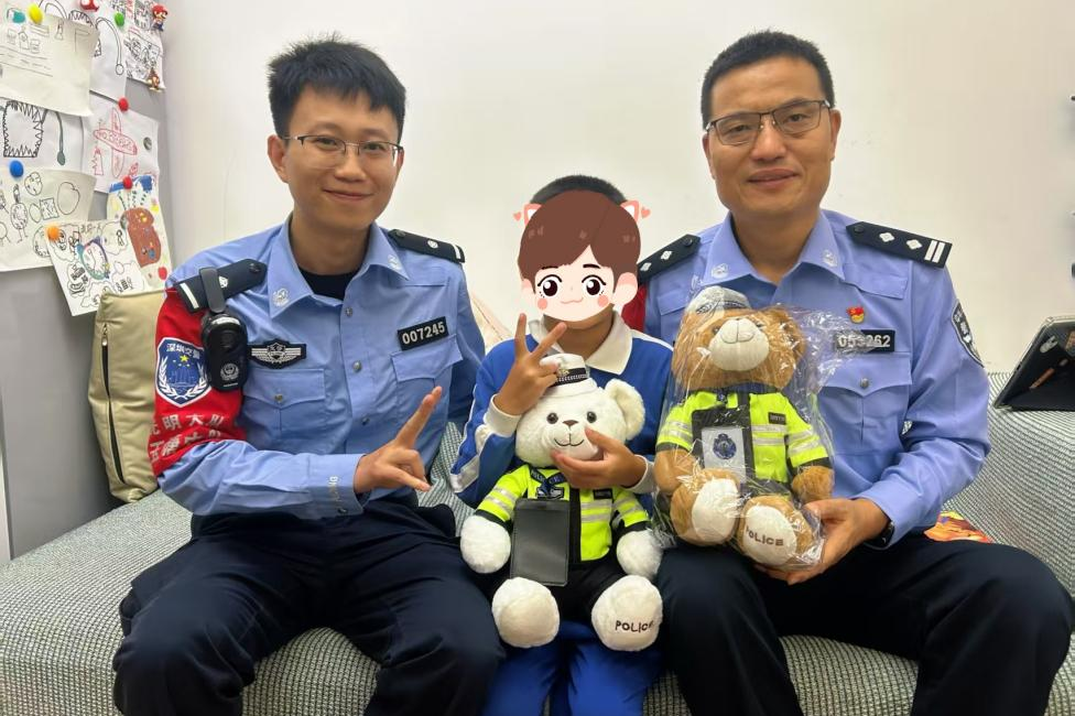 童画暖硬汉，回访润童心！在光明，荧光绿与感恩卡的双向奔赴，为文明城市写下最生动注脚