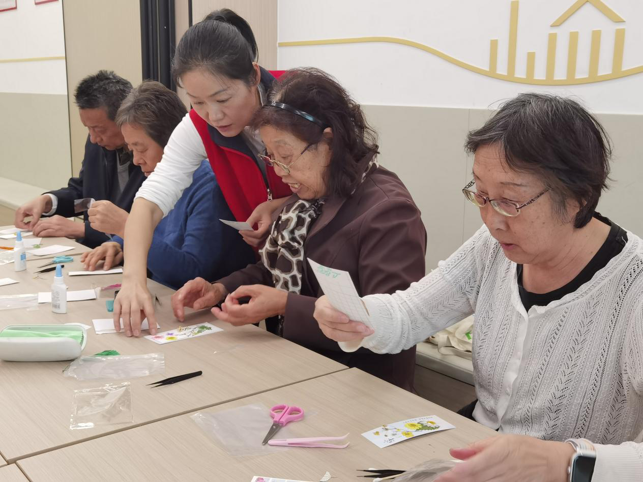 罗湖区愉天社区开展长者DIY干花书签活动 