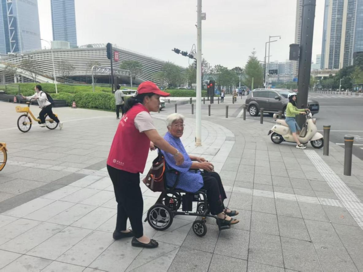 护航十五运闭幕式!新安海滨社区“志愿红”点亮城市风景线