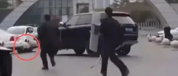 男子街头持刀对抗民警，被路虎司机一脚油门撞飞，警方回应
