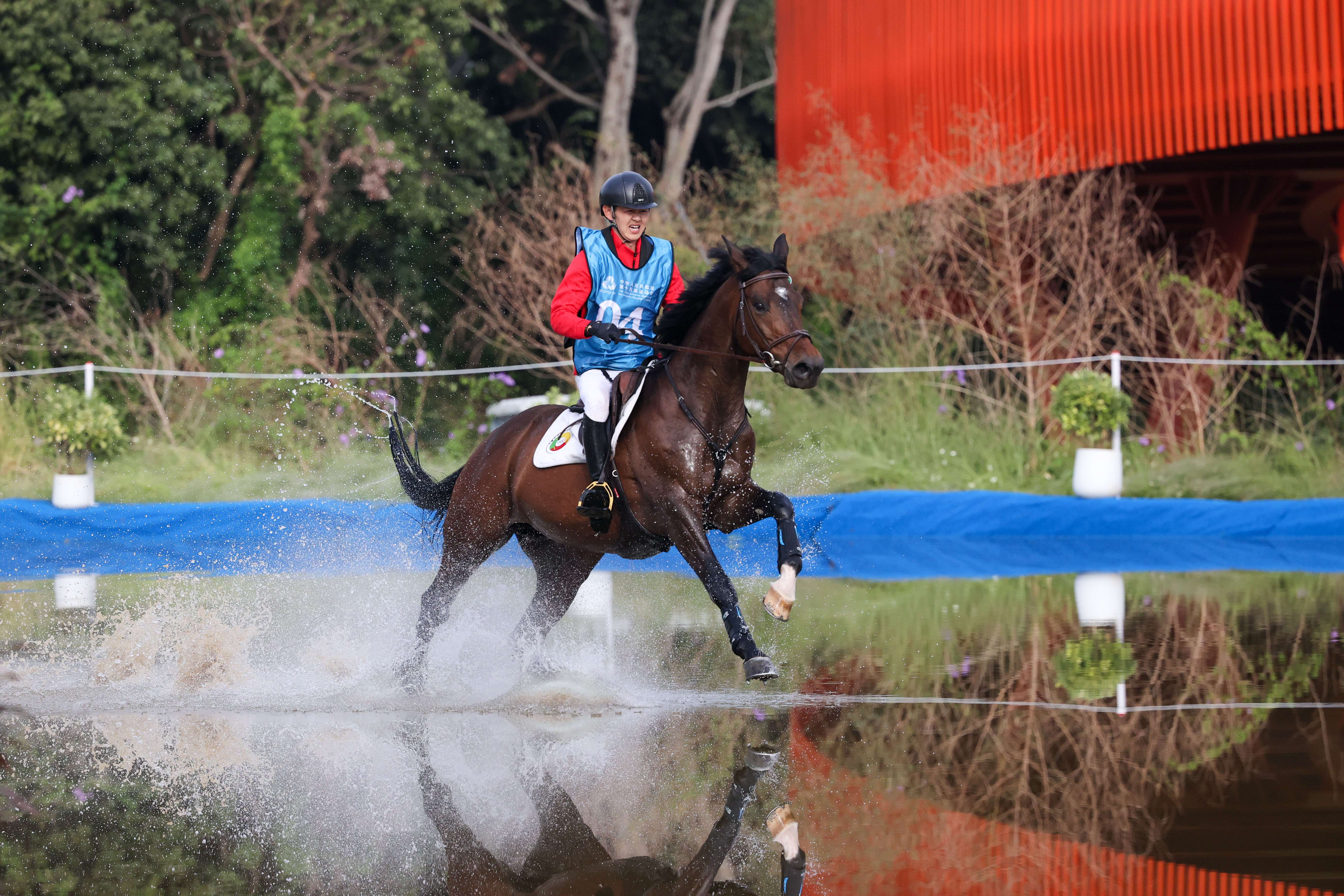 个人赛粤将领跑第一梯队，十五运会马术三项赛团体赛决赛越野赛完赛