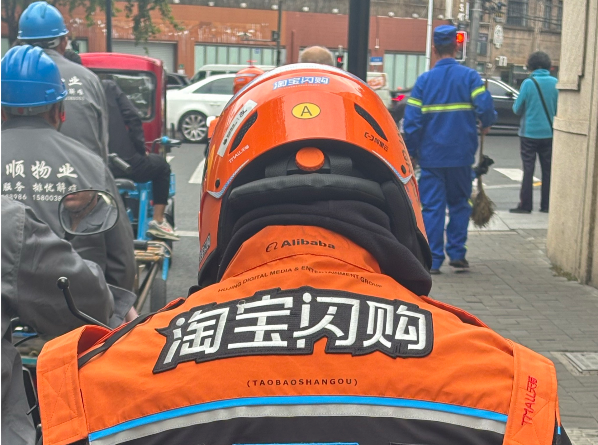 淘宝闪购新工服被指像“行走的广告牌”？需骑手自购？平台回应