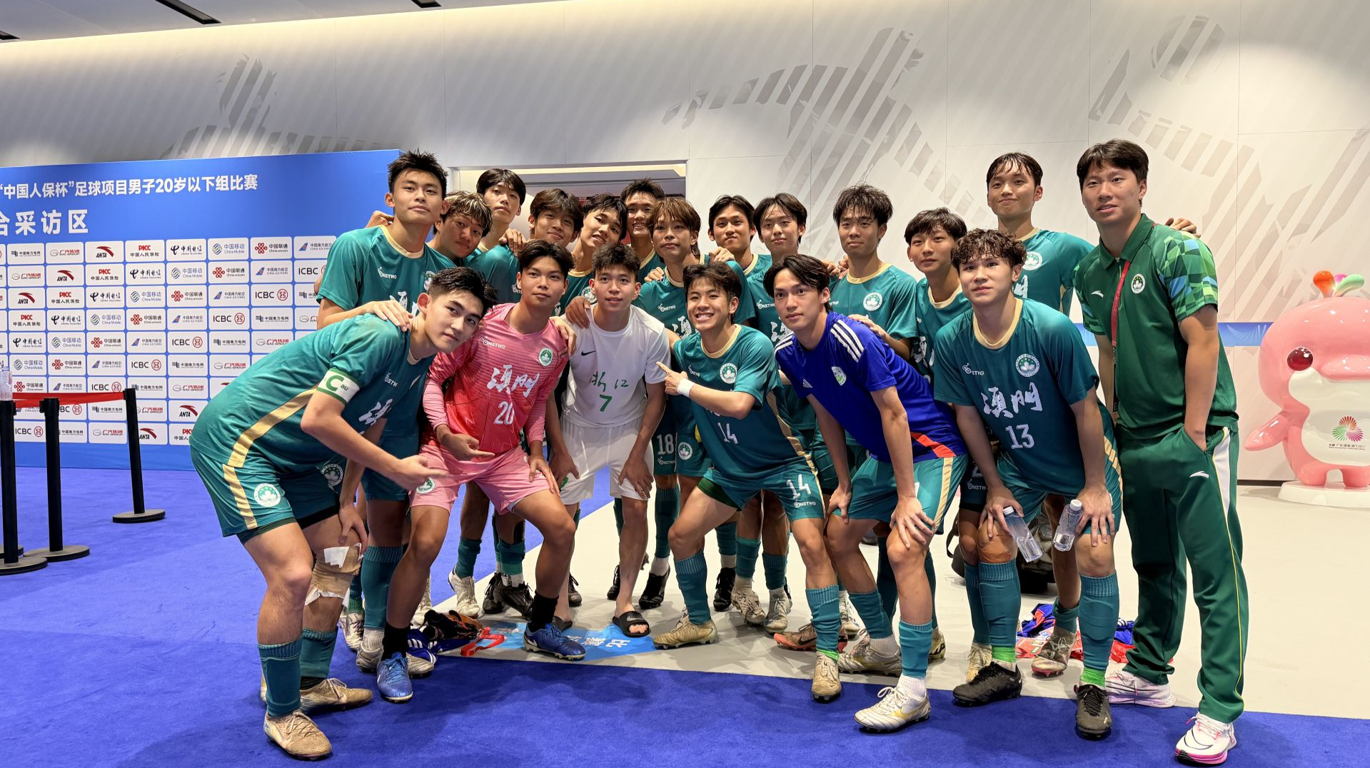 场上是对手场下是朋友 国脚王钰栋与澳门队员快乐合影