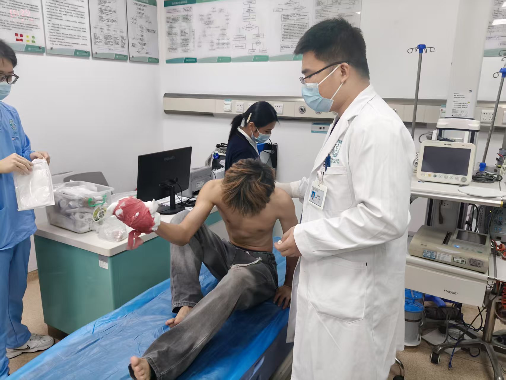 男子不慎压断手指 龙岗铁骑连续护航开辟生命通道